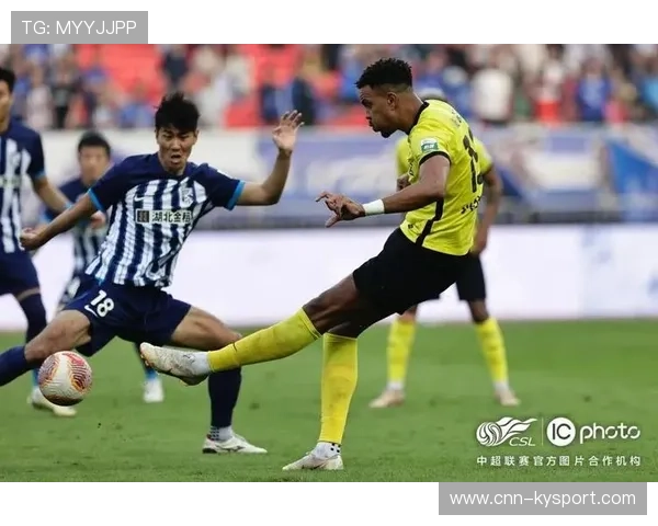 球员在训练中进行“抢点封堵”实战演练，门前效率提高