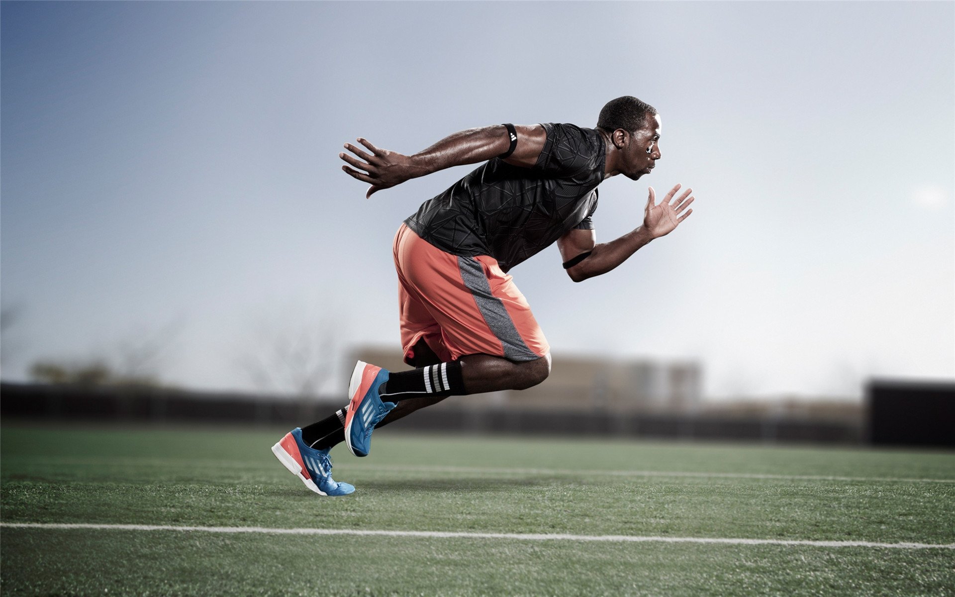 2-1,10人拜仁掀翻大巴黎豪取欧冠4连胜,迪亚斯无敌双响炮染红,蒂亚戈拜仁年薪